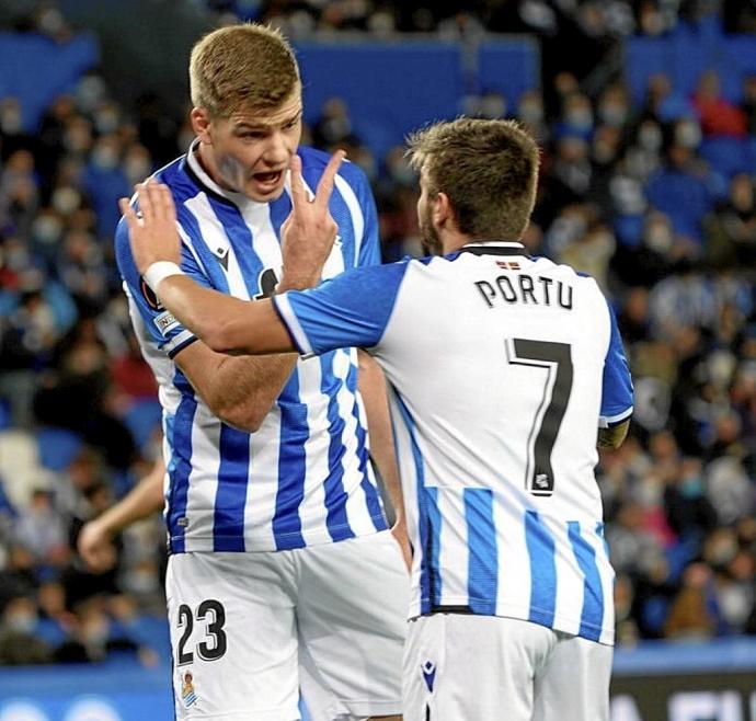 Sorloth le indica con la mano el número dos, que son los goles que lleva con la camiseta txuri-urdin.