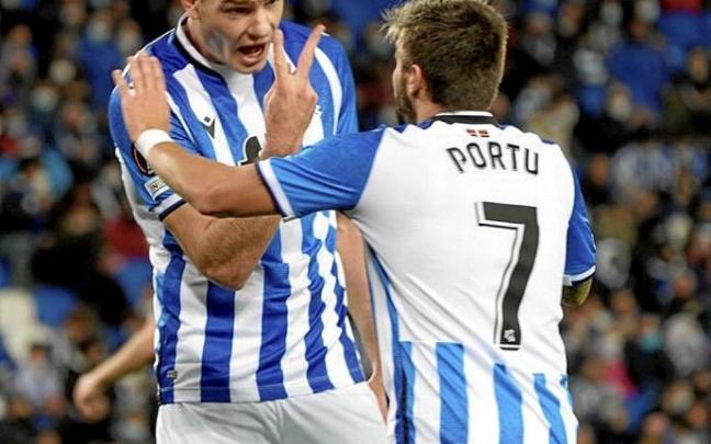 Sorloth le indica con la mano el número dos, que son los goles que lleva con la camiseta txuri-urdin.