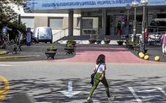 Acceso principal al HUA-Txagorritxu, donde se ubica la Unidad de Rehabilitación Cardiaca de la OSI Araba. Fotos: Pilar Barco / Cedida