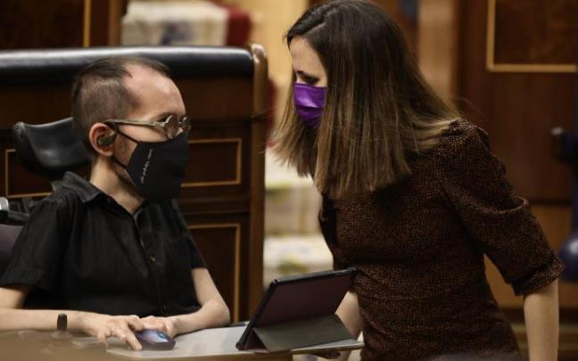 Echenique y Belarra conversan en una sesión plenaria. Echenique y Belarra conversan en una sesión plenaria.