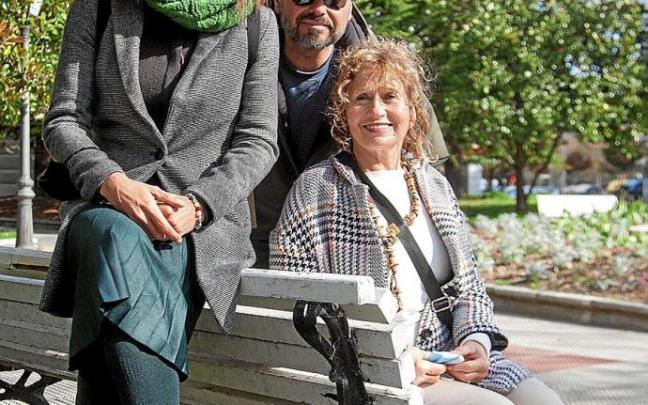 De izquierda a derecha, Helena García, Mikel Serrano y Mila Manzanal. Foto: Jorge Muñoz
