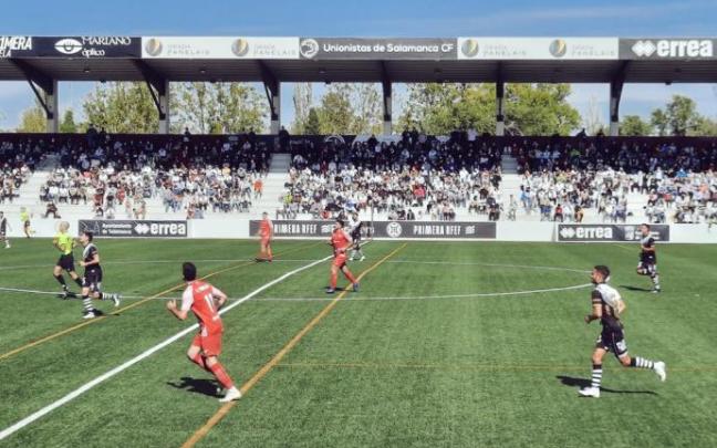 Un lance del partido disputado entre Unionistas y Tudelano en el Reina Sofía este domingo.