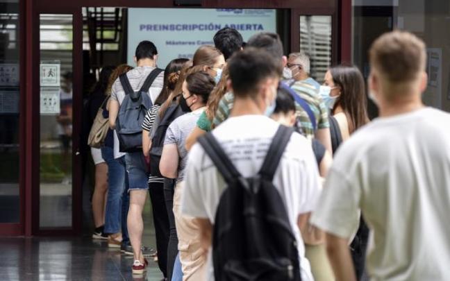 Un grupo de estudiantes accede a una universidad.