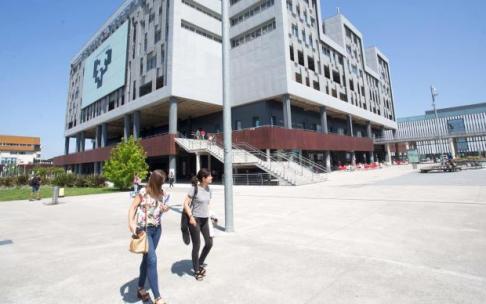 Imagen de archivo de varios universitarios. Imagen de archivo de varios universitarios.