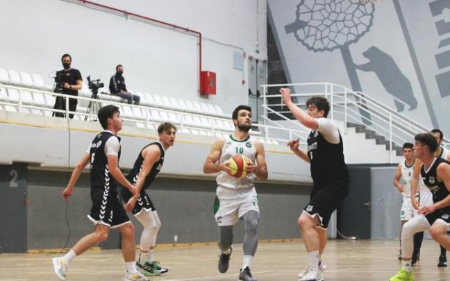 Uno de los lances del partido en Miribilla.