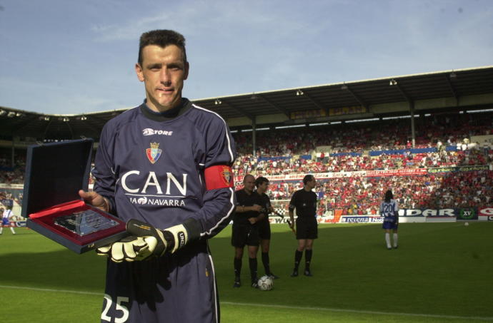 Juan Carlos Unzué, el día de su último partido como profesional en El Sadar, en 2003.