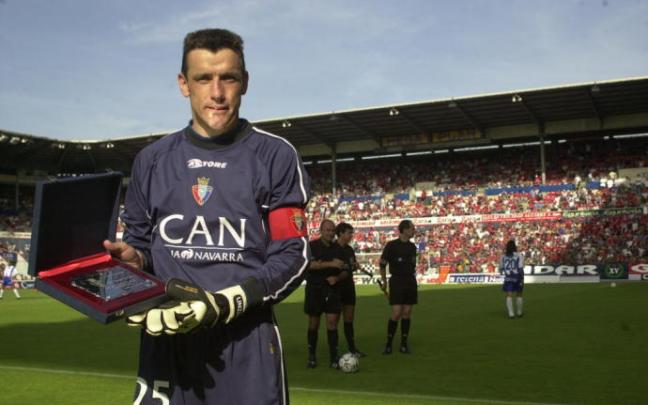Juan Carlos Unzué, el día de su último partido como profesional en El Sadar, en 2003. Juan Carlos Unzué, el día de su último partido como profesional en El Sadar, en 2003.