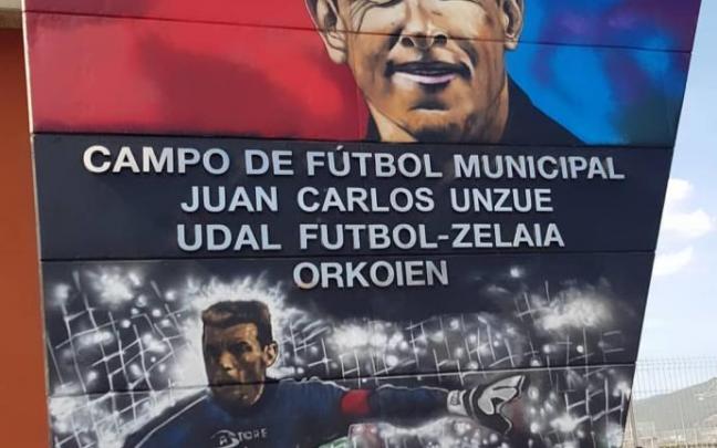 Acceso al "Campo de Futbol Municipal de Orkoien Juan Carlos Unzué", con el grafiti de Koldo Calvo.