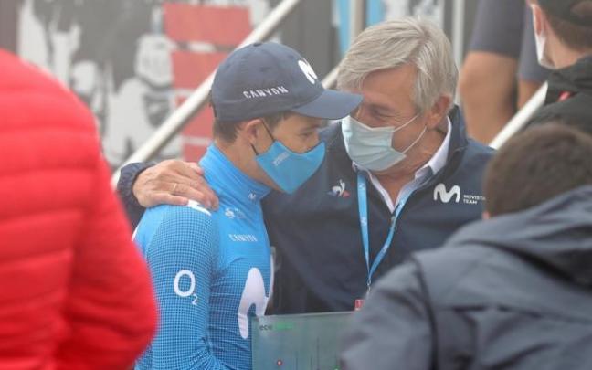 Eusebio Unzúe saluda a Miguel Ángel López en una etapa de La Vuelta Eusebio Unzúe saluda a Miguel Ángel López en una etapa de La Vuelta