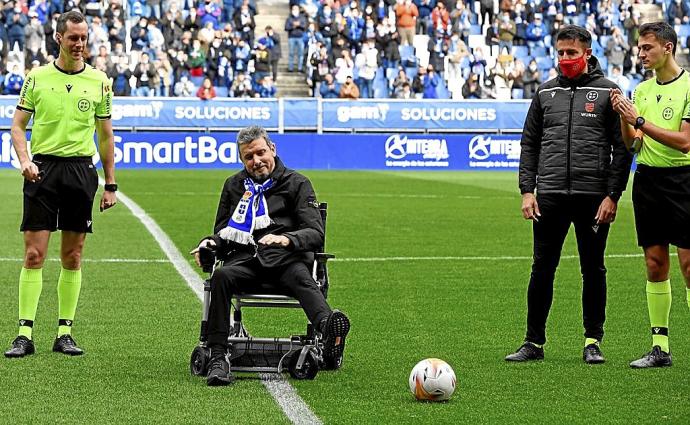 Juan Carlos Unzué, en el saque de honor antes del partido en Oviedo. Foto: Efe