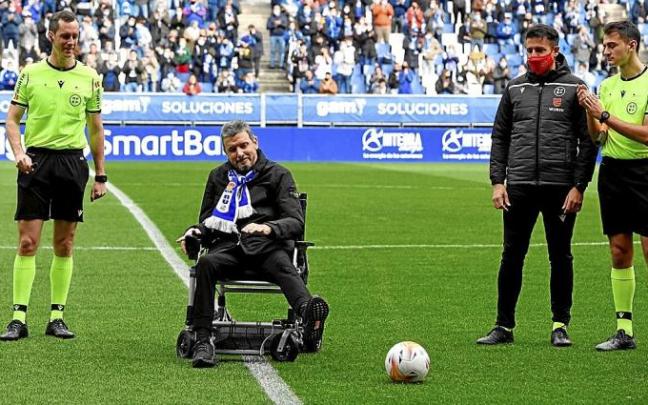 Juan Carlos Unzué, en el saque de honor antes del partido en Oviedo. Foto: Efe