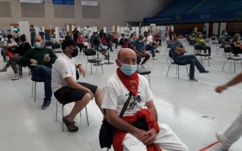 Personas recién vacunadas hoy en la UPNA, algunas con la vestimenta típica de las fiestas. Personas recién vacunadas hoy en la UPNA, algunas con la vestimenta típica de las fiestas.