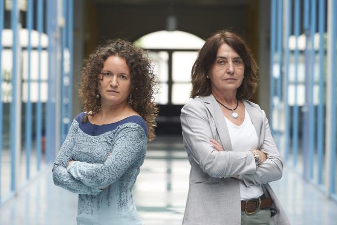 Las investigadoras Lohitzune Zuloaga Lojo y Carmen Innerarity Grau, en la Universidad Pública de Navarra.