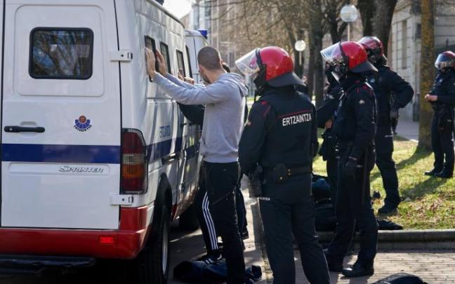 La Ertzaintza interviene en los incidentes de este jueves en el campus de Vitoria.