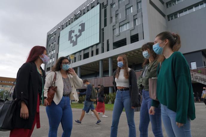 Un grupo de estudiantes con mascarilla en la UPV/EHU, en una imagen de archivo.