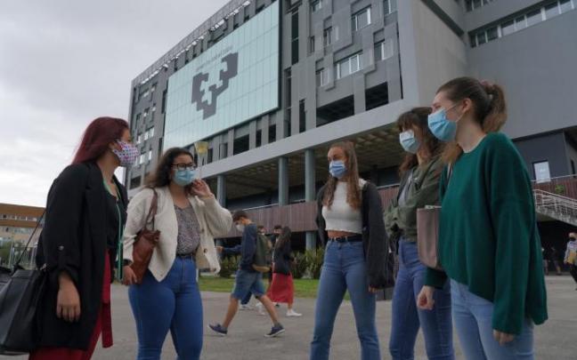 Un grupo de estudiantes con mascarilla en la UPV/EHU, en una imagen de archivo.