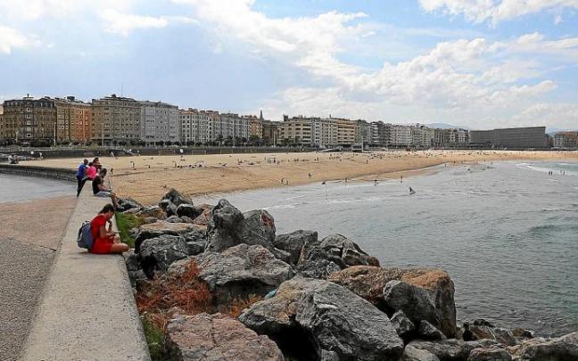 Playa de la Zurriola, que ayer lució bandera amarilla, por las corrientes de la mar. Foto: Gorka Estrada Playa de la Zurriola, que ayer lució bandera amarilla, por las corrientes de la mar. Foto: Gorka Estrada