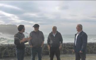 Xabier Madariaga, junto a algunos de sus invitados en 'Ur handitan'.