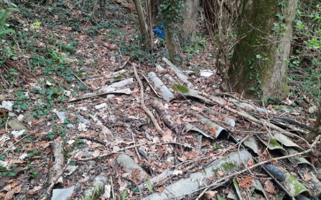 Zona de Ametzagaina llena de suciedad y con trozos de Uralita.