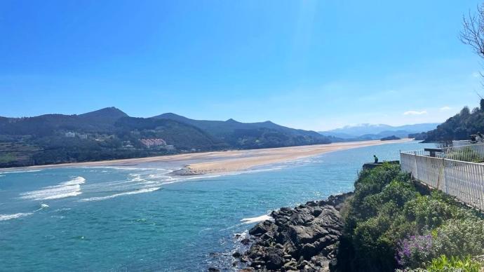 Cielo despejado sobre Urdaibai.