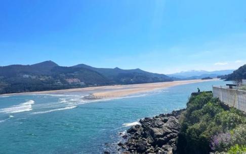 Cielo despejado sobre Urdaibai.