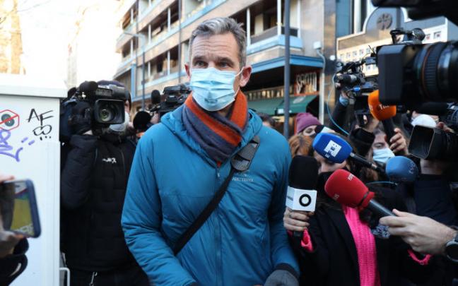 Urdangarin, al salir de su trabajo en un despacho de abogados de Gasteiz. Urdangarin, al salir de su trabajo en un despacho de abogados de Gasteiz.