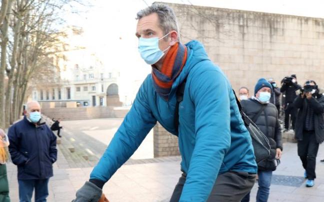 Iñaki Urdangarin sale de su despacho en bicicleta. Iñaki Urdangarin sale de su despacho en bicicleta.