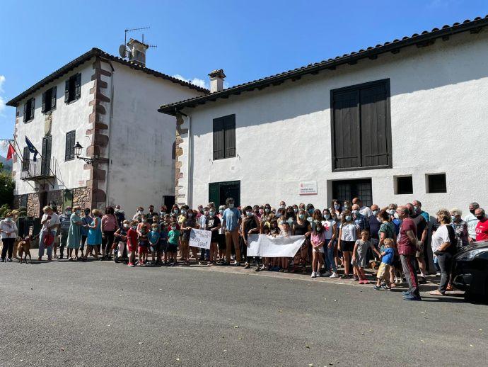 Decenas de personas participaron en la concentración celebrada este sábado.