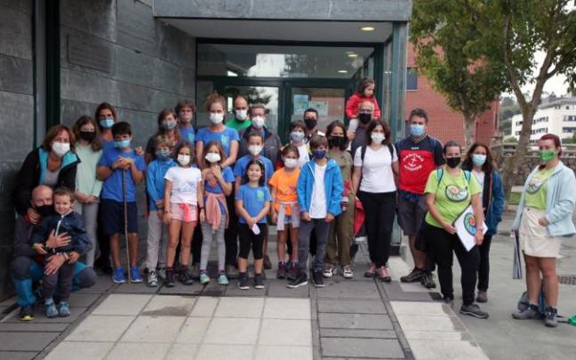 Participantes de una de las anteriores rutas culturales y saludables por el municipio dentro del proyecto 'Txiri Txiri'.