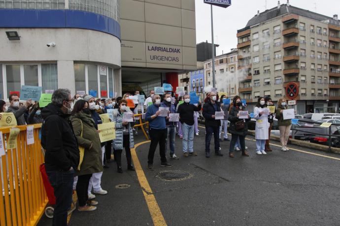 Concentración de protesta frente a las Urgencias de Santiago.