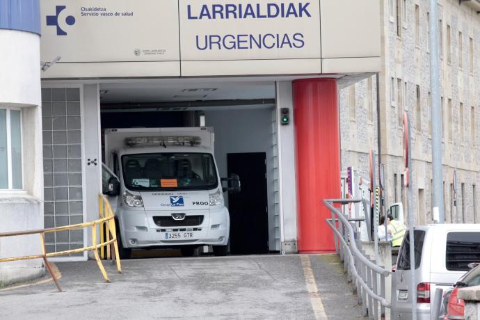 Una ambulancia, en las Urgencias del HUA-Santiago.