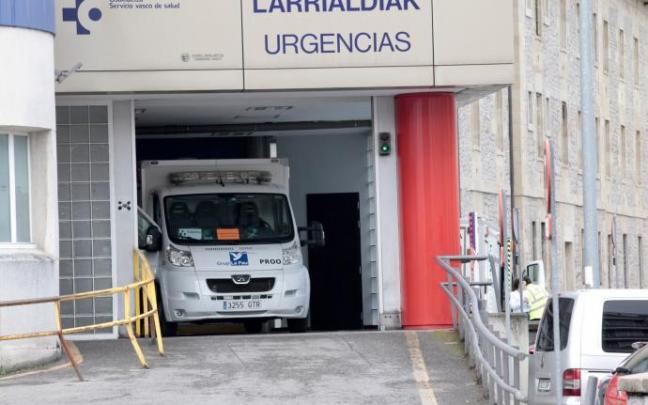 Una ambulancia, en las Urgencias del HUA-Santiago. Una ambulancia, en las Urgencias del HUA-Santiago.
