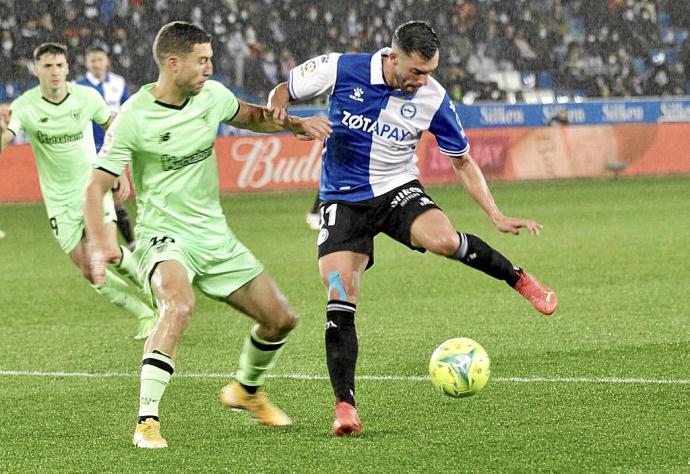 Rioja se dispone a controlar el esférico en el último Alavés-Athletic en Mendizorroza. Foto: Pilar Barco