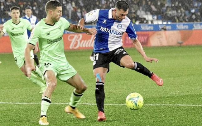 Rioja se dispone a controlar el esférico en el último Alavés-Athletic en Mendizorroza. Foto: Pilar Barco Rioja se dispone a controlar el esférico en el último Alavés-Athletic en Mendizorroza. Foto: Pilar Barco