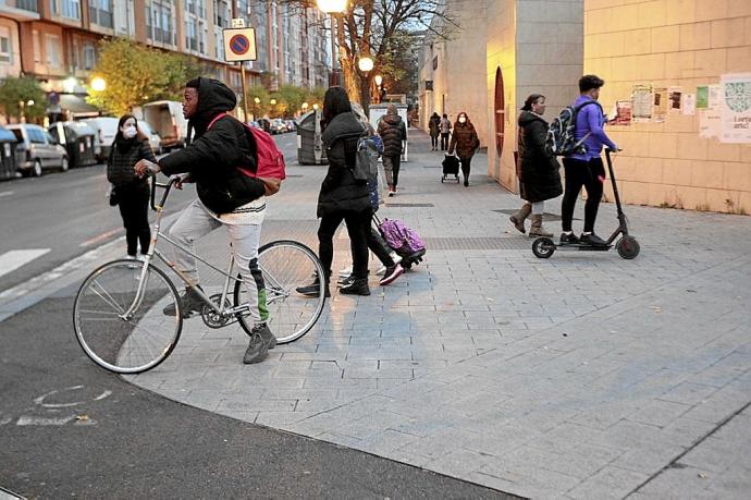 Bicicleta, patinete y peatones en las inmediaciones del centro cívico Iparralde. Foto: Pilar Barco