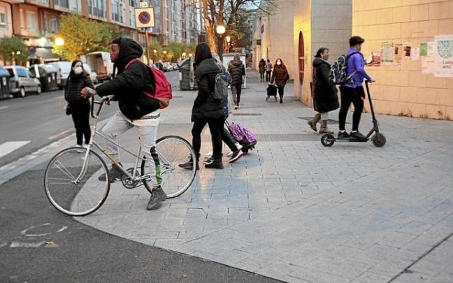 Bicicleta, patinete y peatones en las inmediaciones del centro cívico Iparralde. Foto: Pilar Barco