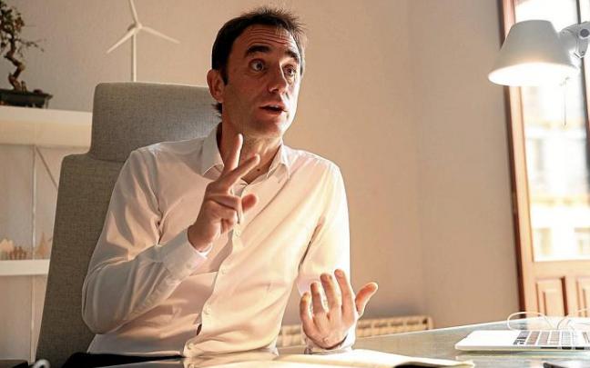 Javier Villanueva Latorre, en su despacho durante la entrevista.