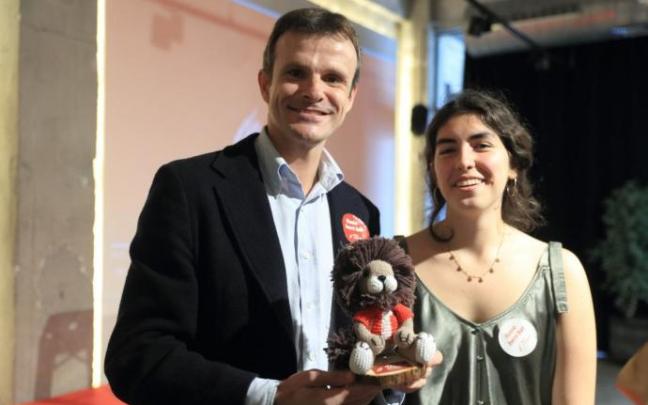 Jon Uriarte ha recibido un obsequio en el acto final de la campaña electoral del Athletic, Jon Uriarte ha recibido un obsequio en el acto final de la campaña electoral del Athletic,