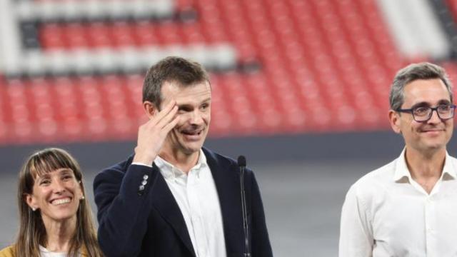 Jon Uriarte posa después de su victoria electoral junto a Nerea Ortiz y Jon Ruigómez, los dos vicepresidentes de la nueva Junta Directiva Jon Uriarte posa después de su victoria electoral junto a Nerea Ortiz y Jon Ruigómez, los dos vicepresidentes de la nueva Junta Directiva