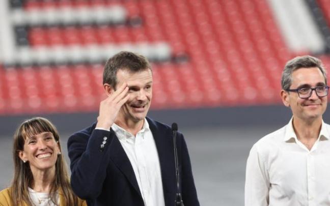 Jon Uriarte posa después de su victoria electoral junto a Nerea Ortiz y Jon Ruigómez, los dos vicepresidentes de la nueva Junta Directiva