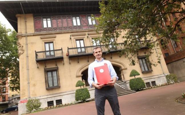 Jon Uriarte en la entrega de avales.