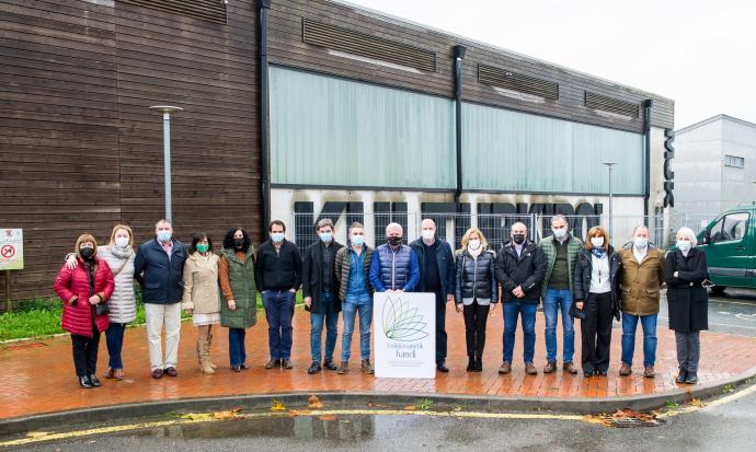 El viceconsejero, Bittor Oroz, y la directora de Desarrollo Rural, Jone Fernández, junto a representantes municipales y de Jata Ondo, ayer en la visita.
