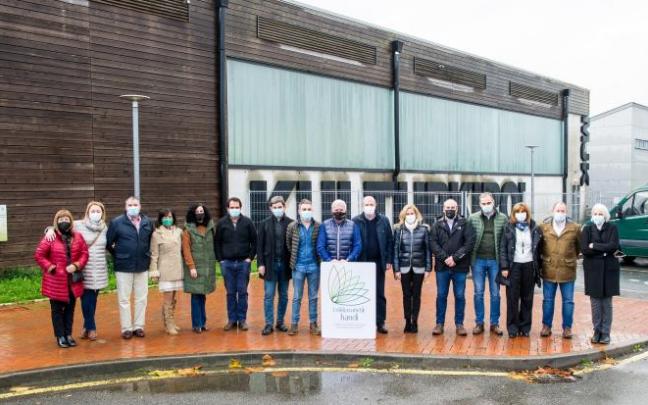 El viceconsejero, Bittor Oroz, y la directora de Desarrollo Rural, Jone Fernández, junto a representantes municipales y de Jata Ondo, ayer en la visita. El viceconsejero, Bittor Oroz, y la directora de Desarrollo Rural, Jone Fernández, junto a representantes municipales y de Jata Ondo, ayer en la visita.