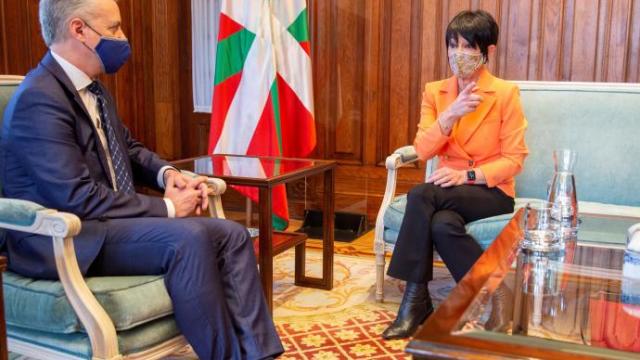 El lehendakari, Iñigo Urkullu, con la portavoz de EH Bildu, Maddalen Iriarte, en la ronda de marzo de 2021
