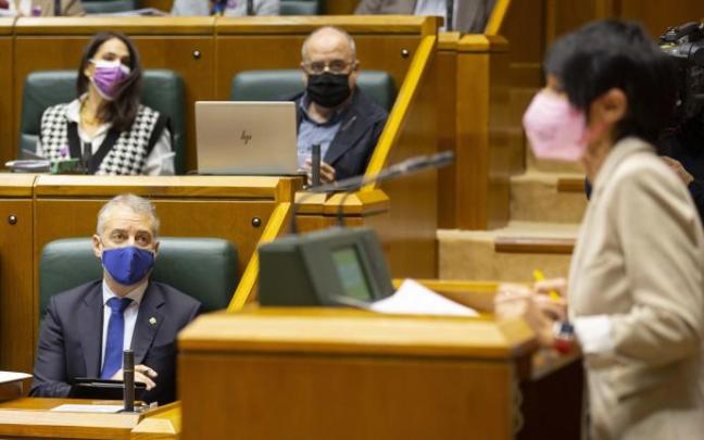 El lehendakari, Iñigo Urkullu, escucha a la portavoz de EH Bildu, Maddalen Iriarte