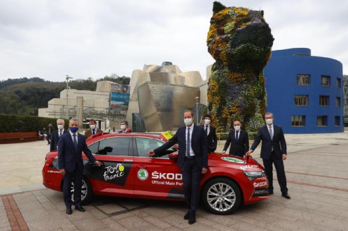 Christian Prudhomme, director del Tour, Iñigo Urkullu, lehendakari, y el resto de autoridades vascas posan frente al Guggenheim en el anuncio de la Grand Départ.