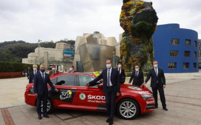 Christian Prudhomme, director del Tour, Iñigo Urkullu, lehendakari, y el resto de autoridades vascas posan frente al Guggenheim en el anuncio de la Grand Départ. Christian Prudhomme, director del Tour, Iñigo Urkullu, lehendakari, y el resto de autoridades vascas posan frente al Guggenheim en el anuncio de la Grand Départ.