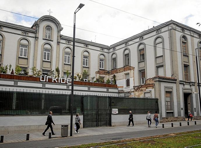 Un cartel, junto a la puerta de Urkide, indica la dirección de su acceso provisional. Foto: Jorge Muñoz