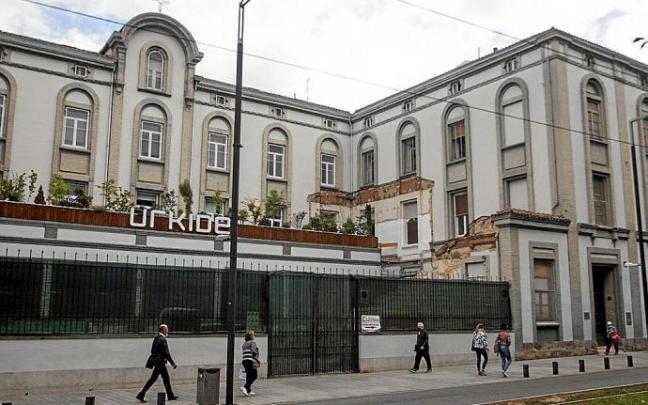 Un cartel, junto a la puerta de Urkide, indica la dirección de su acceso provisional. Foto: Jorge Muñoz