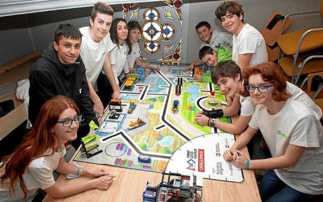 El equipo ultima su creativo proyecto. Foto: Josu Chavarri